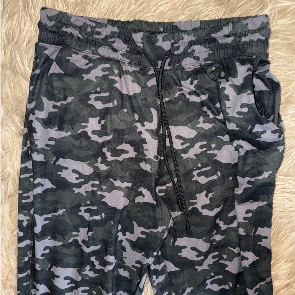 New Fabletics High Waisted Performance Jogger Camo Womens size M - Picture 4 of 6